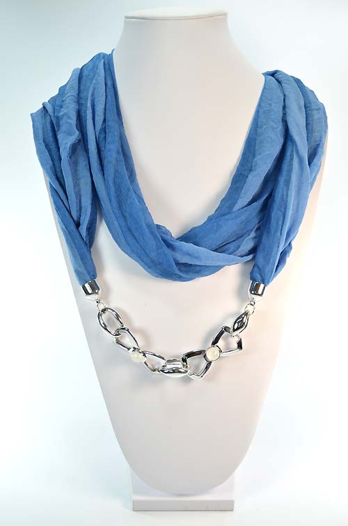 foulard bleu et son bijou "chaine"