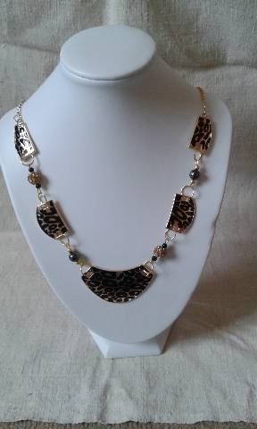 collier motif léopard