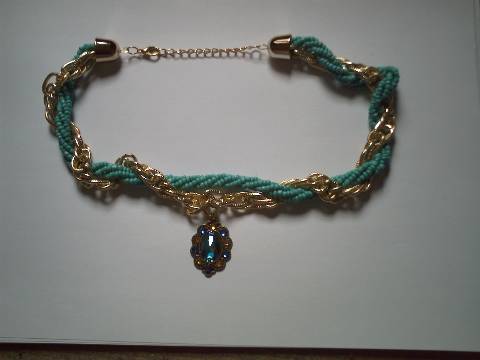 collier perles bleues et chaine