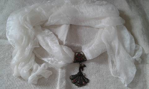 foulard blanc et bijou paon