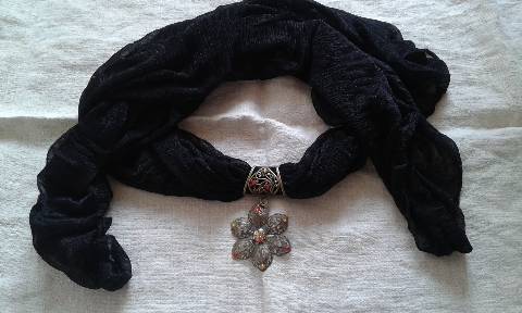 foulard noir et fleur bronze