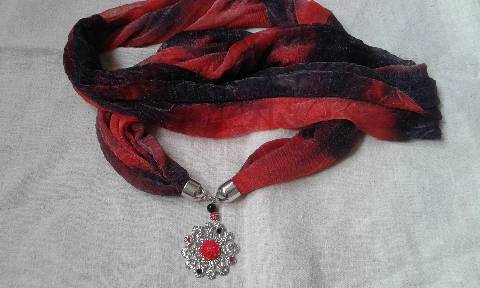 foulard bijou rouge-noir
