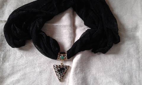 foulard noir et bijou triangle