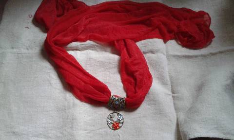 foulard rouge et bijou arbre